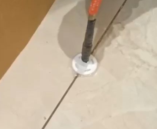 吉林瓷砖空鼓维修公司专业解答瓷砖在铺贴过程中，如果没有涂抹均匀到位的粘结材料（如水泥砂浆或瓷砖胶），可能会导致以下问题